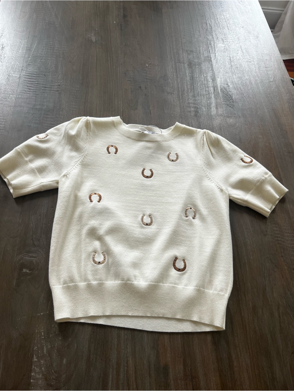 Gilli Cream Short-Sleeve Sweater with Brown Horseshoe Motif